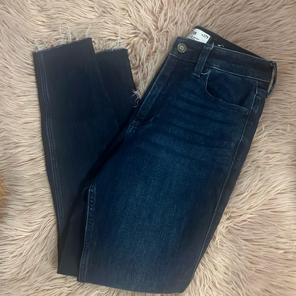 NWOT! Curvy High Rise Hollister Jeans - Picture 3 of 9